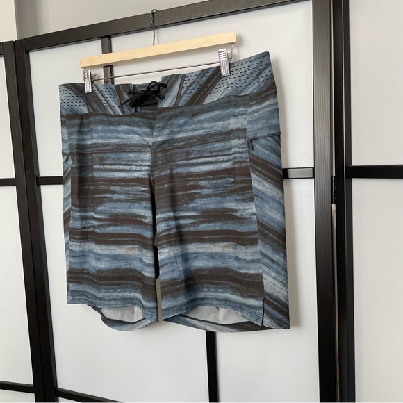 𝅺[36] Men’s Lululemon Swim Trunks Channel Cross Short 7” In High Tide Multi - Picture 3 of 11